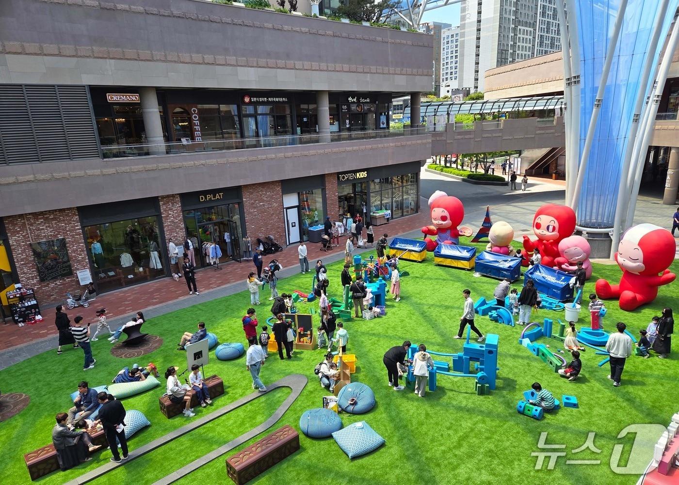 본문 이미지 - 방문객들이 아브뉴프랑 판교에서 다양한 어린이날 행사를 즐기고 있다.&#40;호반그룹 제공&#41;