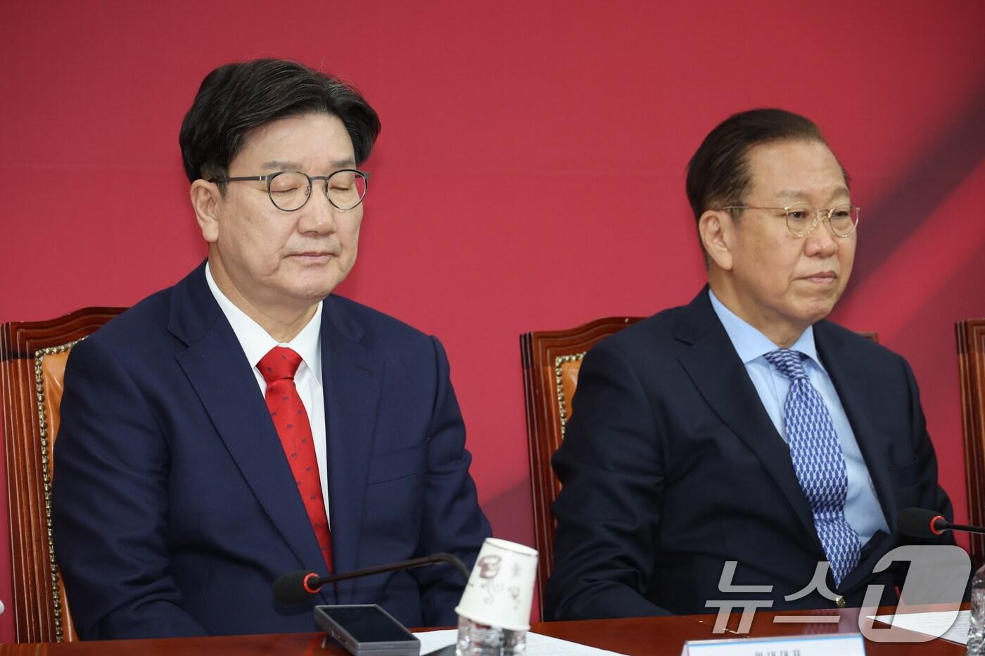 권영세 국민의힘 비상대책위원장(오른쪽)과 권성동 원내대표가 8일 오전 서울 여의도 국회에서 열린 비상대책위원회의에서 굳은 표정을 짓고 있다. 2025.5.8/뉴스1 ⓒ News1 안은나 기자