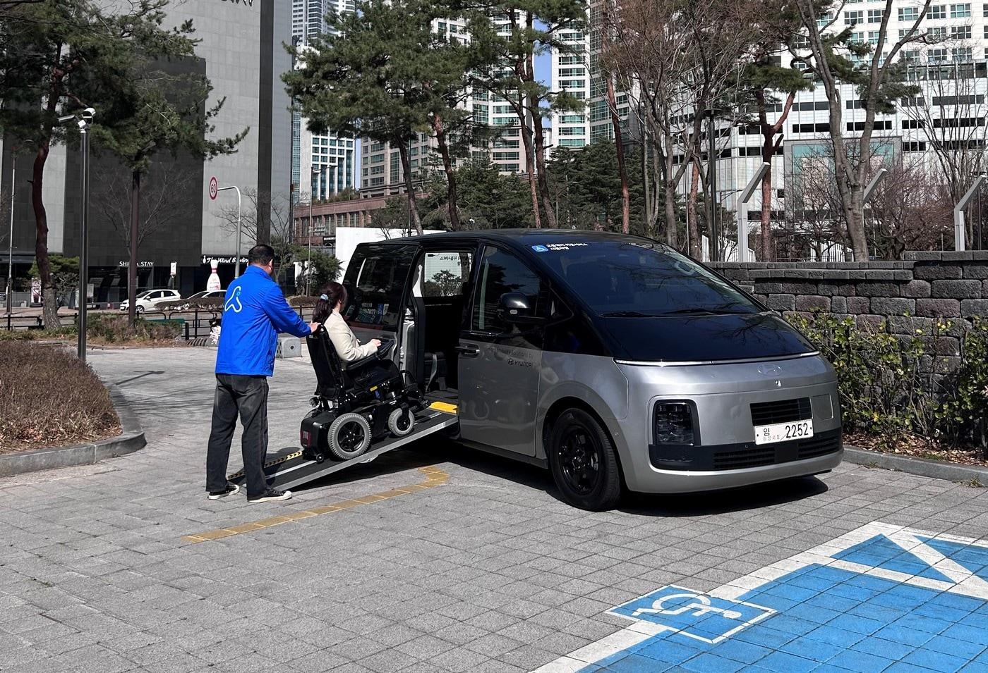 유니버설 디자인 전기택시 모습.&#40;한국교통안전공단 제공&#41;