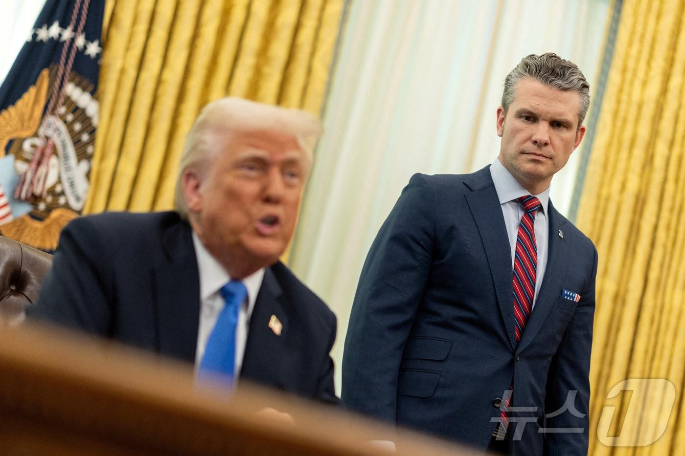 21일&#40;현지시간&#41; 도널드 트럼프 미국 대통령이 워싱턴DC 백악관에서 발언하고 있는 가운데 피트 세그세스 국방장관이 이를 지켜보고 있다. 2025.03.21 ⓒ 로이터=뉴스1 ⓒ News1 김지완 기자