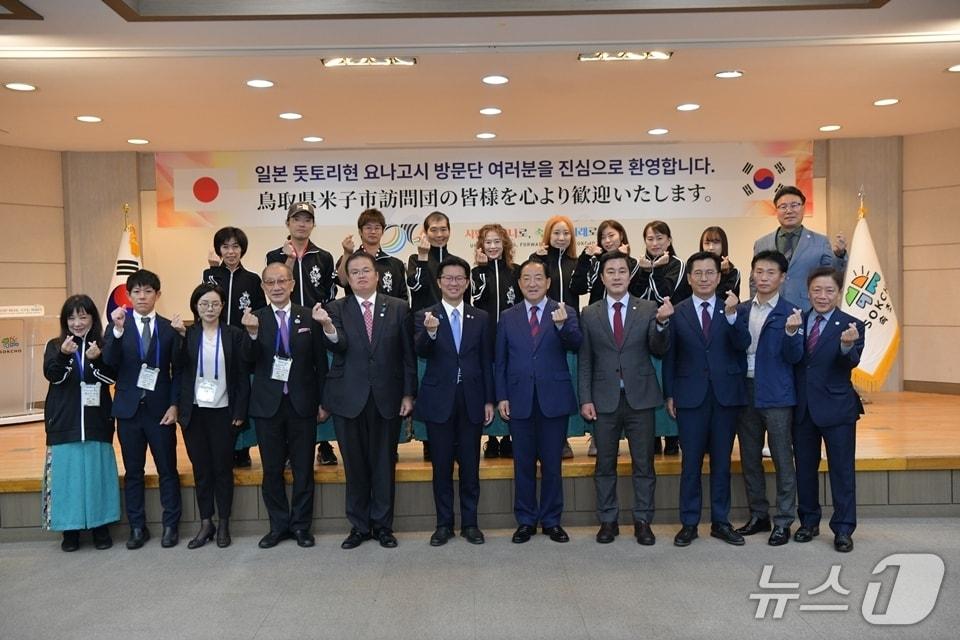 본문 이미지 - 지난 2023년 강원 속초시-요나고시 친선 교류 간담회 당시.(속초시 제공, 재판매 및 DB 금지) 2025.5.8/뉴스1