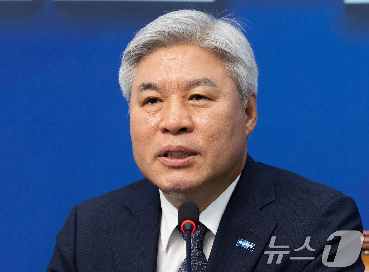 본문 이미지 - 서왕진 조국혁신당 신임 원내대표가 8일 오전 서울 여의도 국회에서 열린 최고위원회의에서 발언을 하고 있다. 2025.5.8/뉴스1 ⓒ News1 이재명 기자