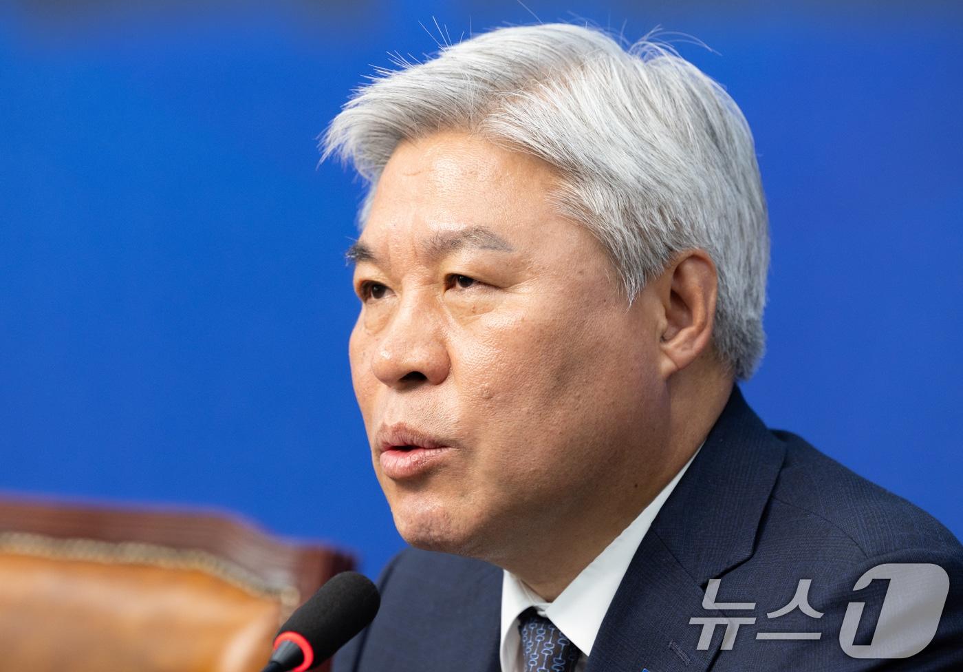 서왕진 조국혁신당 신임 원내대표가 8일 오전 서울 여의도 국회에서 열린 최고위원회의에서 발언을 하고 있다. 2025.5.8/뉴스1 ⓒ News1 이재명 기자