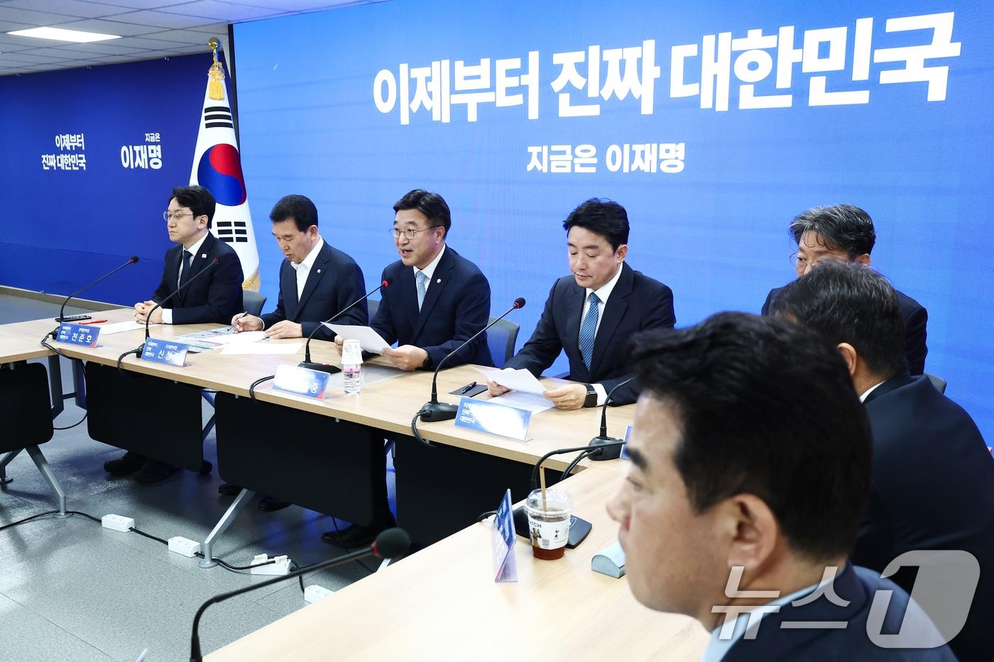 본문 이미지 - 윤호중 더불어민주당 총괄본부장이 8일 오전 서울 여의도 민주당사에서 열린 진짜 대한민국 중앙선대위 총괄본부장단회의에서 모두 발언을 하고 있다. 2025.5.8/뉴스1 ⓒ News1 김민지 기자