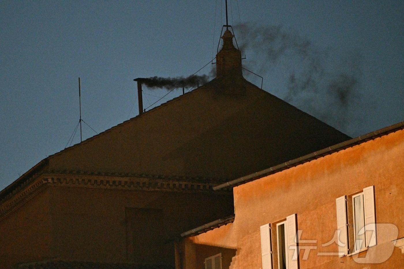 7일&#40;현지시간&#41; 바티칸 시스티나 성당 굴뚝에서 검은 연기가 피어오르고 있다. ⓒ AFP=뉴스1