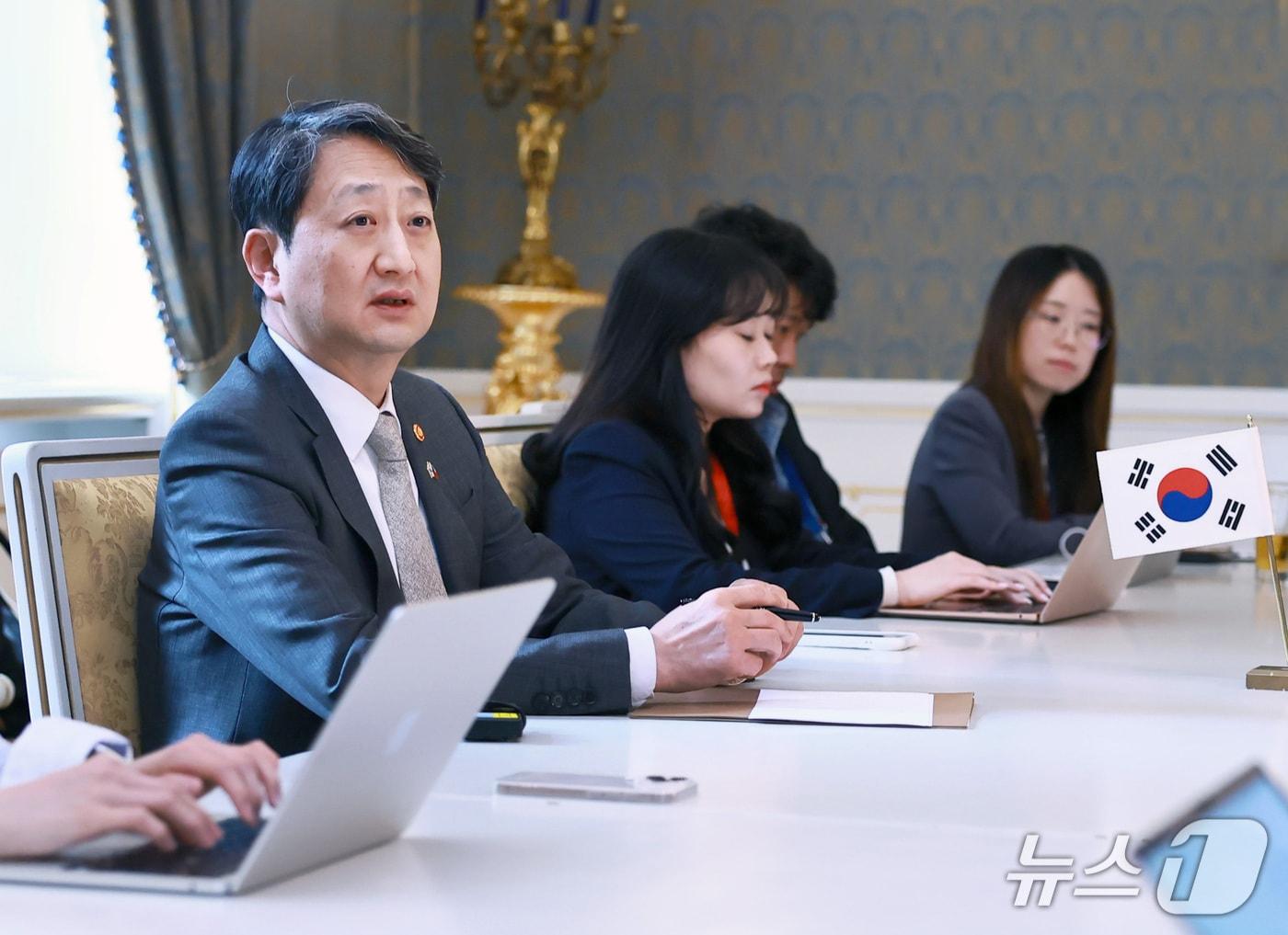 본문 이미지 - 안덕근 산업통상자원부 장관이 7일(현지시간) 체코에서 기자단에 두코바니 신규원전 계약 체결에 대해 브리핑하고 있다. (산업부 제공) ⓒ 뉴스1