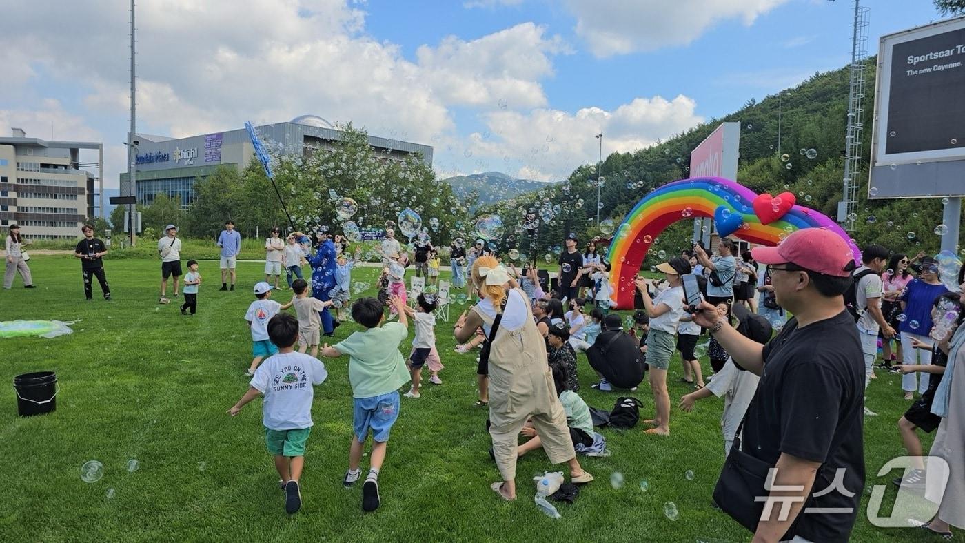 본문 이미지 - (하이원리조트) 마운틴광장 상상의 놀이터_버블쇼