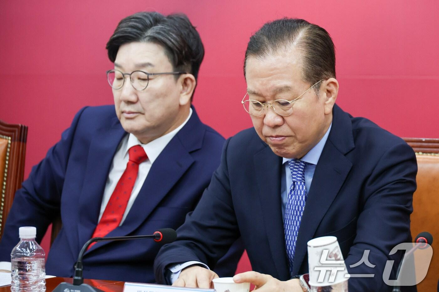 권영세 국민의힘 비상대책위원장(오른쪽)과 권성동 원내대표가 8일 오전 서울 여의도 국회에서 열린 비상대책위원회의에서 굳은 표정을 짓고 있다. 2025.5.8/뉴스1 ⓒ News1 안은나 기자