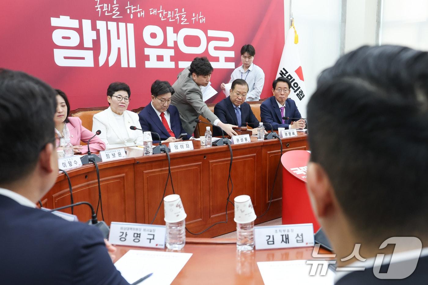 본문 이미지 - 권영세 국민의힘 비상대책위원장과 권성동 원내대표를 비롯한 비대위원들이 8일 오전 서울 여의도 국회에서 열린 비상대책위원회의에서 비공개 전환을 기다리고 있다. 2025.5.8/뉴스1 ⓒ News1 안은나 기자