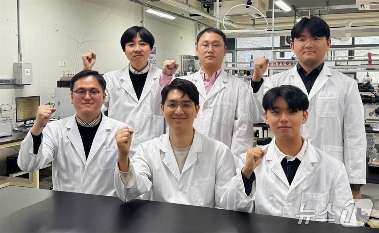 본문 이미지 - 인공 후각 시스템을 개발한 한기대 연구팀.(한기대 제공. 재판매 및 DB금지)