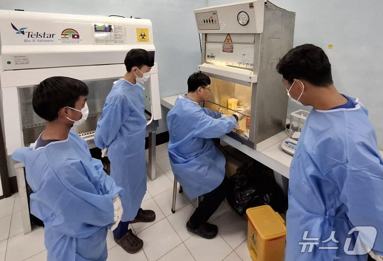 본문 이미지 - 국경없는 수의사회는 라오스 수의대 실험실에 질병 진단 시스템 구축을 지원했다고 밝혔다(수의사회 제공). ⓒ 뉴스1