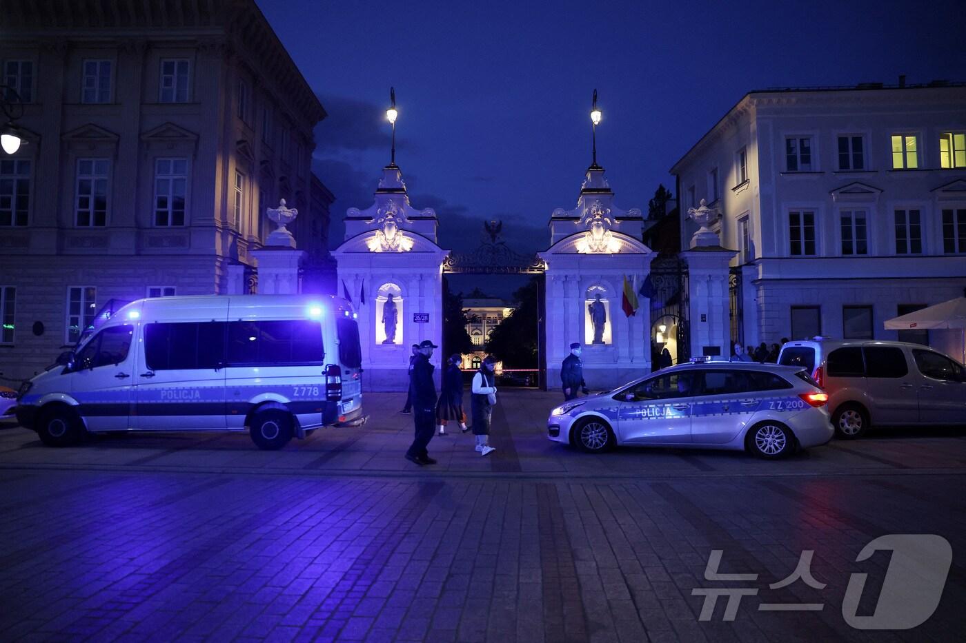 본문 이미지 - 폴란드 바르샤바 대학교에서 한 남성이 도끼로 사람들을 공격해 1명이 사망했다. 25.05.07 ⓒ 로이터=뉴스1 ⓒ News1 김예슬 기자