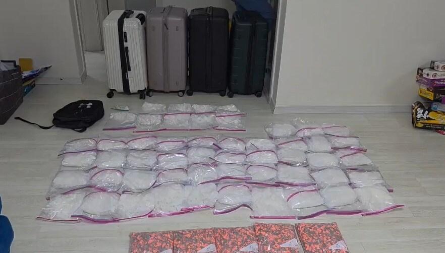 본문 이미지 - 서울 광진경찰서는 독일·폴란드 국적 20대 남성 마약 조직원 2명을 구속하고 마약류인 케타민 52킬로그램(kg), 엑스터시 약 7만여 정을 압수했다. 사진은 경찰이 압수한 마약류 모습. (광진서 제공)