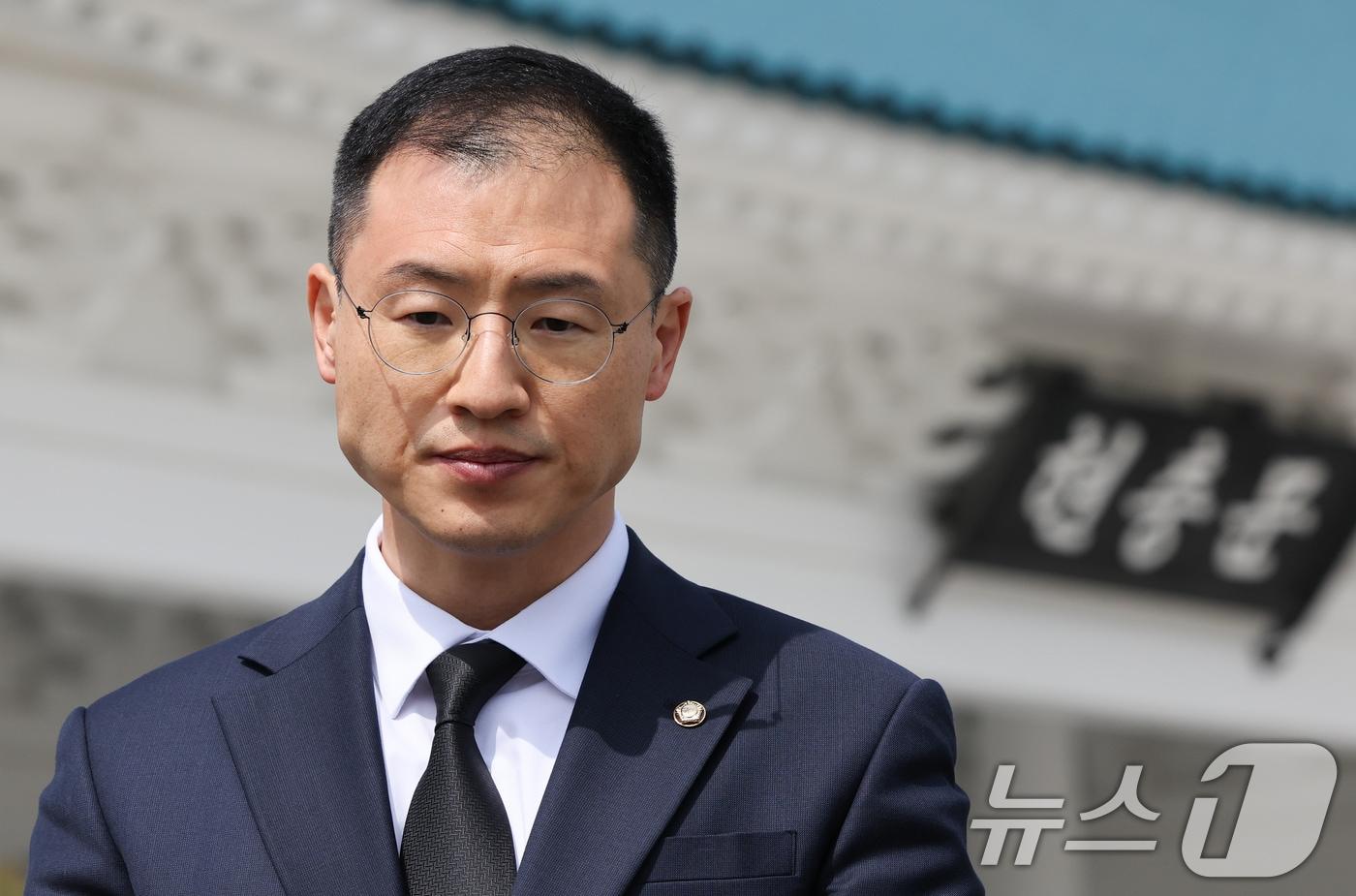 탈당 압박을 받아온 김상욱 국민의힘 의원이 8일 서울 동작구 현충원을 참배한 뒤 거취에 대한 입장을 밝히고 있다. 2025.5.8/뉴스1 ⓒ News1 허경 기자