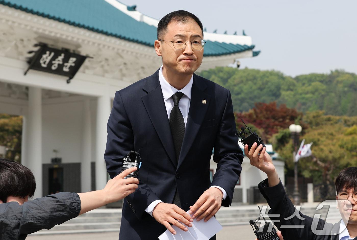 본문 이미지 - 탈당 압박을 받아온 김상욱 국민의힘 의원이 8일 서울 동작구 현충원을 참배한 뒤 거취에 대한 입장을 밝히고 있다. 2025.5.8/뉴스1 ⓒ News1 허경 기자