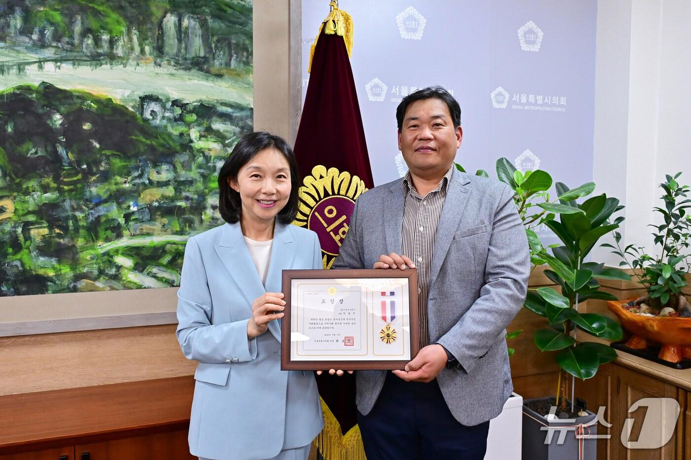  안용진 GS건설 메이플자이 현장소장&#40;오른쪽&#41;이 서울시의회의장 표창을 수상했다.
