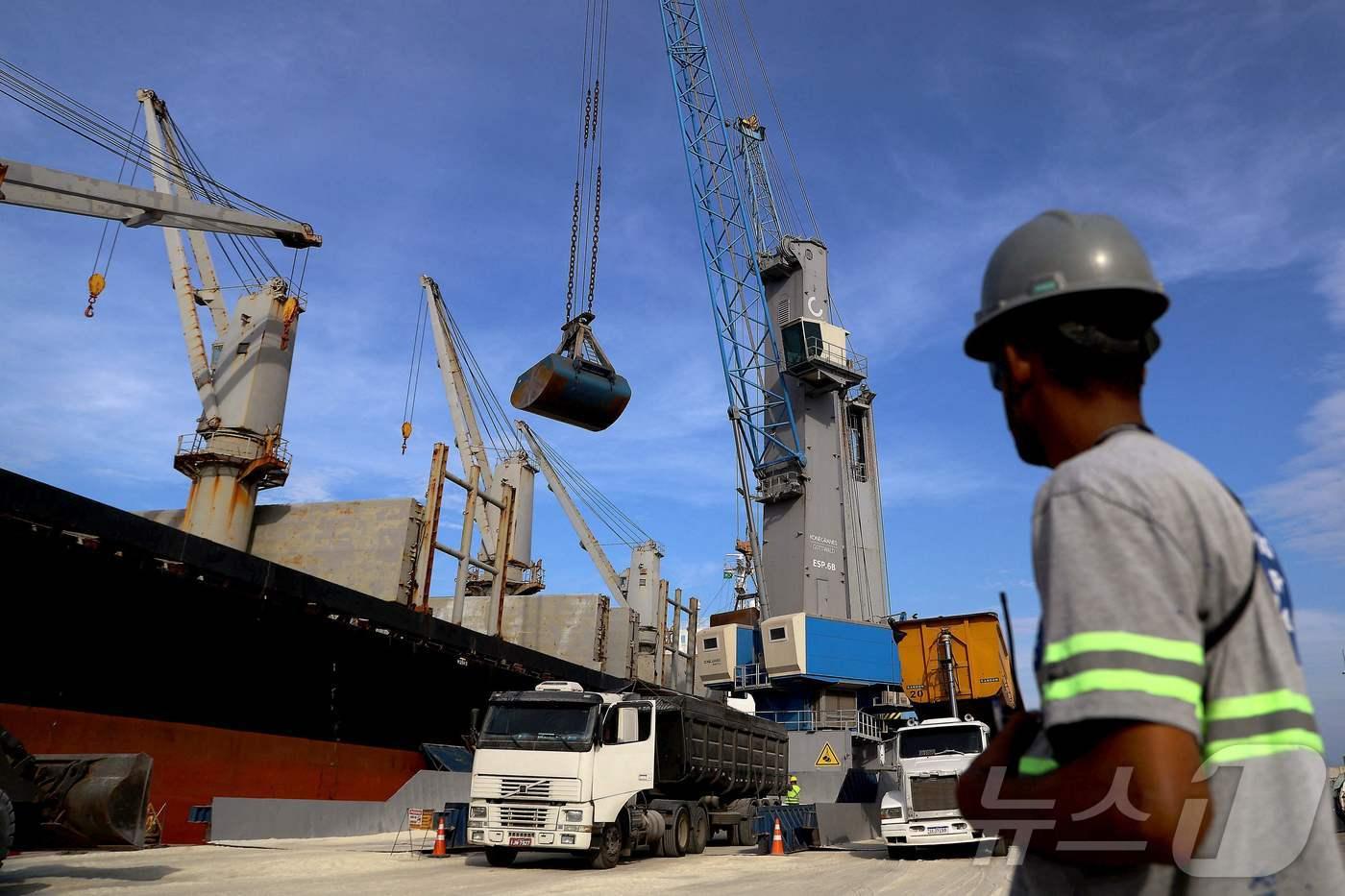 본문 이미지 - 브라질 남부 리오그란데 항구에서 6일 파나마 국적 벌크선 스타타이산호의 화물을 크레인이 하역하고 있다. 2025.5.6 ⓒ AFP=뉴스1 