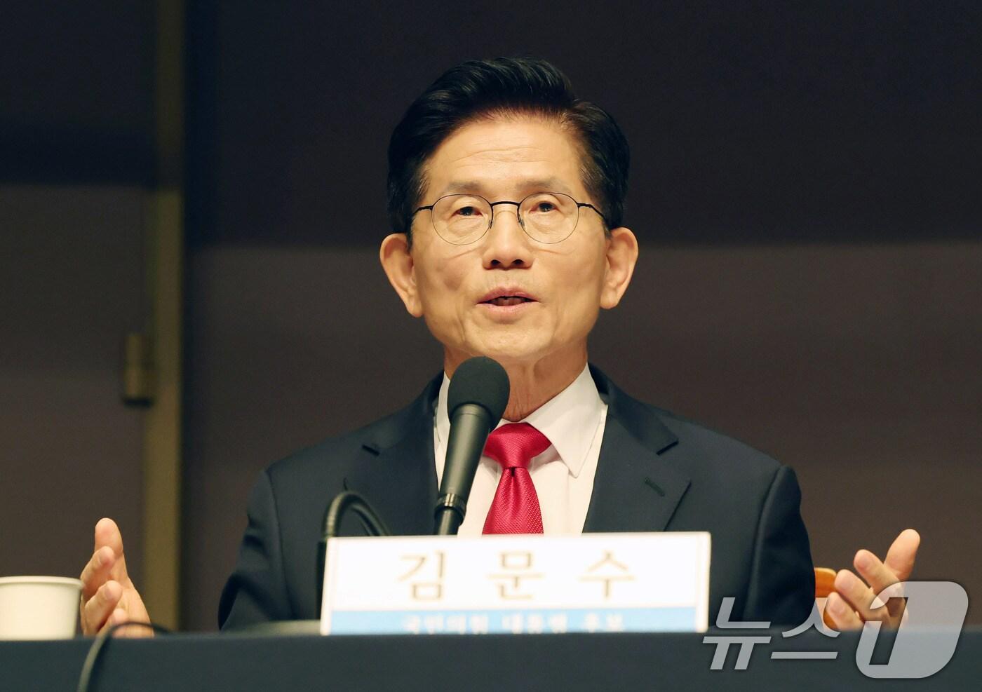 김문수 국민의힘 대선 후보가 8일 서울 중구 프레스센터에서 열린 관훈클럽 토론에 참석해 단일화 관련 질의에 답하고 있다. 2025.5.8/뉴스1 ⓒ News1 박세연 기자