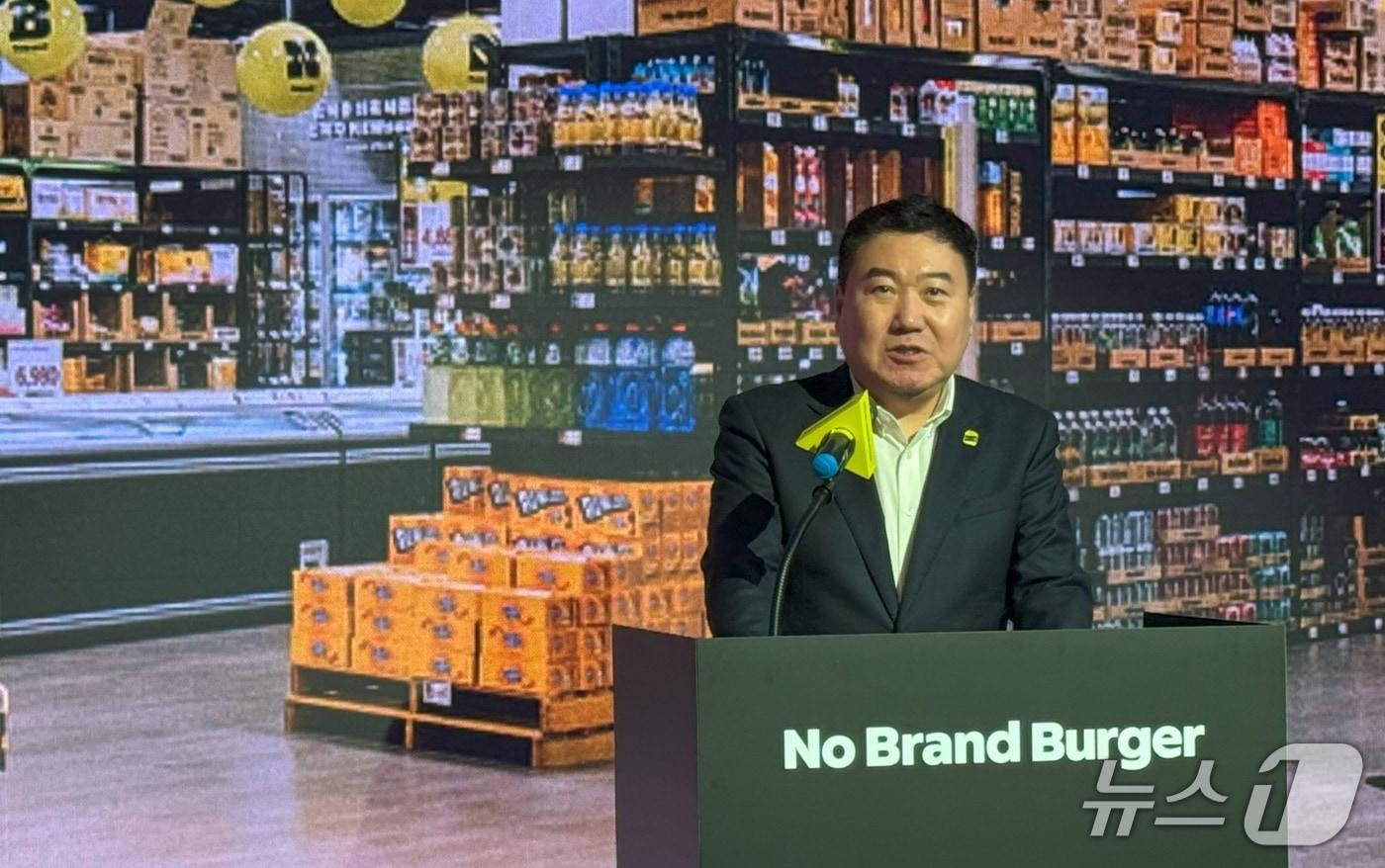 강승협 신세계푸드 대표가 서울 코엑스에서 열린 '노브랜드 버거' 기자간담회에서 신규 가맹모델을 공개하고 있다.2025.5.8/뉴스1 ⓒ News1 이강 기자