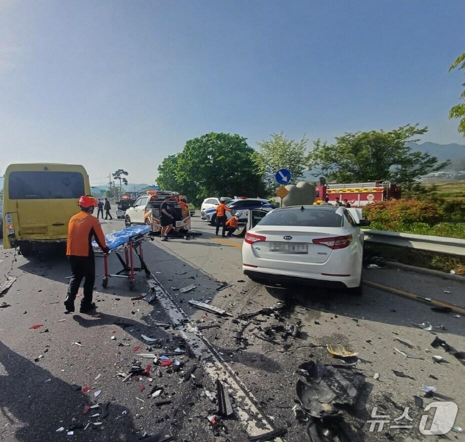 본문 이미지 - 아산 영인면 국도 교통사고 현장. (아산소방서 제공. 재판매 및 DB 금지)/뉴스1