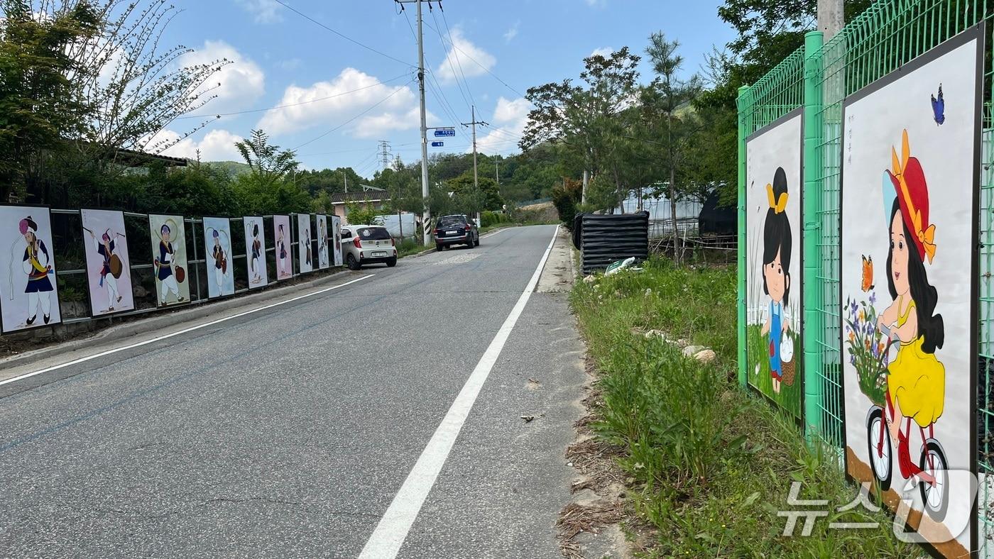 충북 괴산군 농업기술센터는 귀농·귀촌인 재능나눔 활동의 하나로 '마을 골목길 벽화 그리기'를 추진한다. 사진은 청안면 조천2리 벽화 모습.(괴산군 제공)/뉴스1