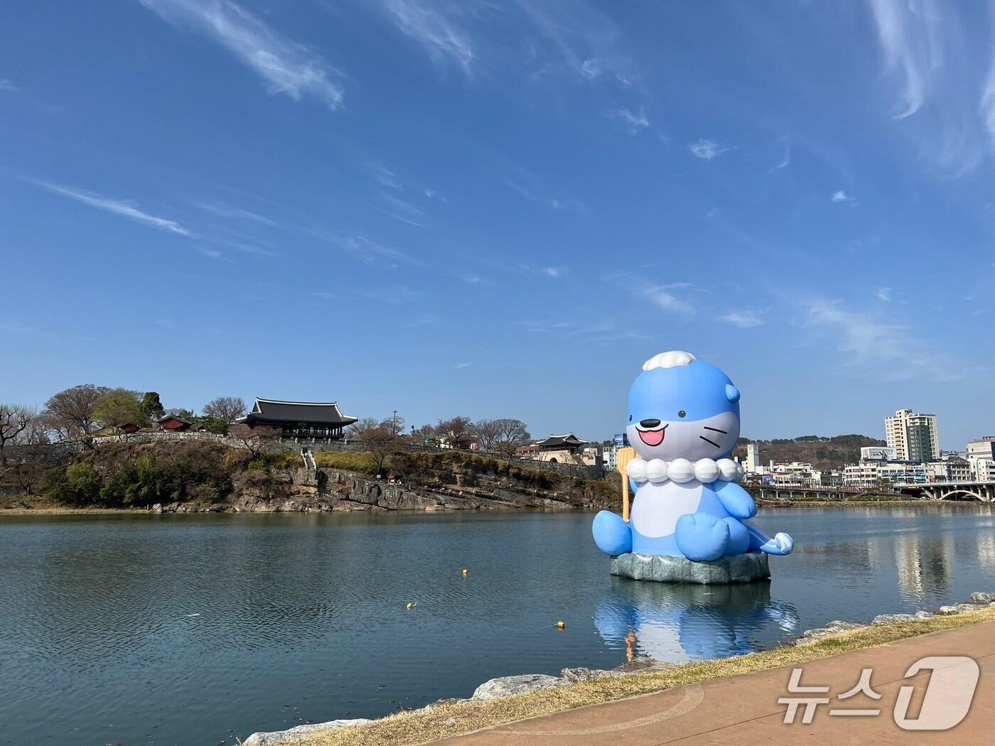 본문 이미지 - 진주 남강에 전시된 하모(진주시 제공. 재판매 및 DB금지).