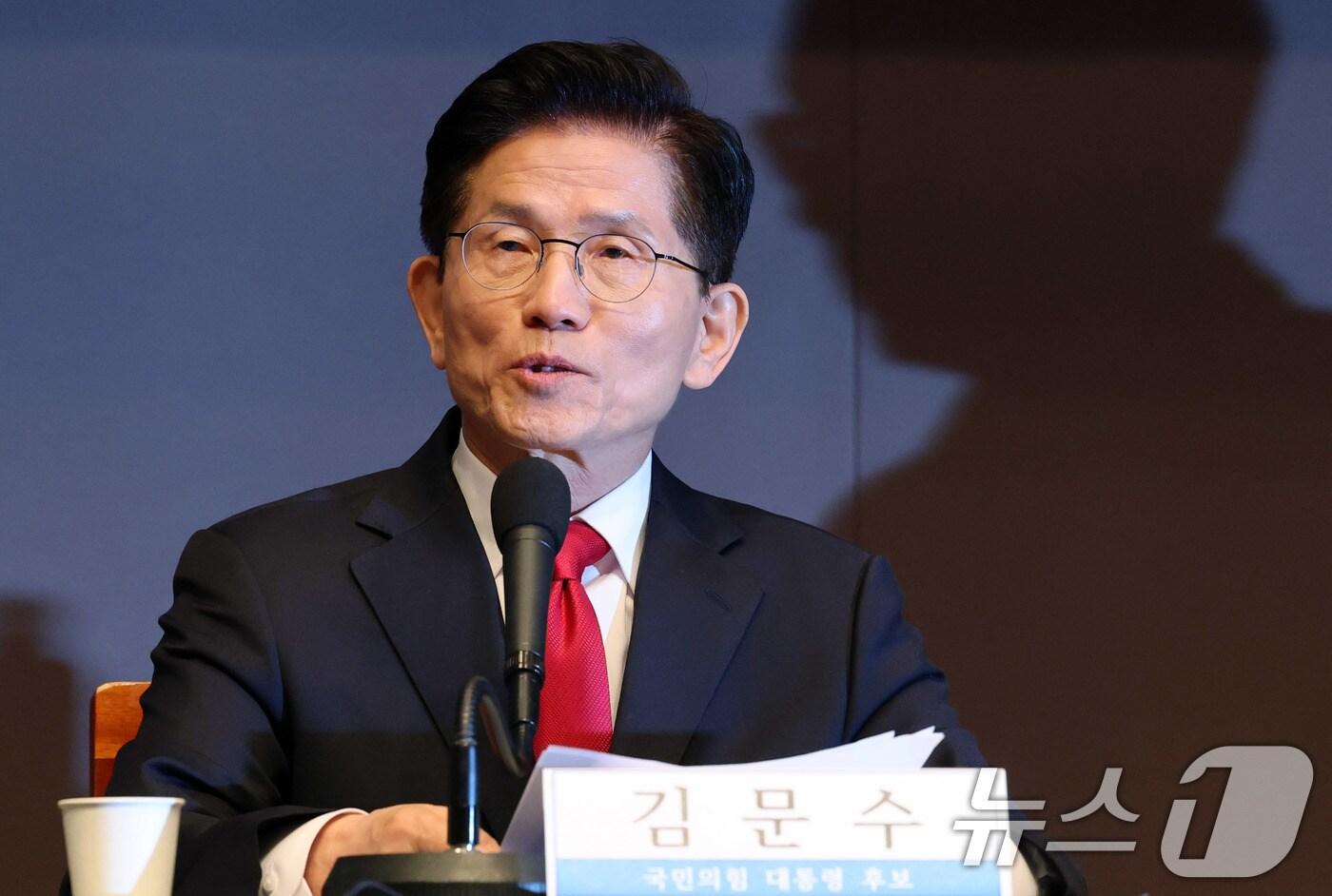 김문수 국민의힘 대선 후보가 8일 서울 중구 프레스센터에서 열린 관훈클럽 토론에 참석해 기조연설을 하고 있다. 2025.5.8/뉴스1 ⓒ News1 박세연 기자