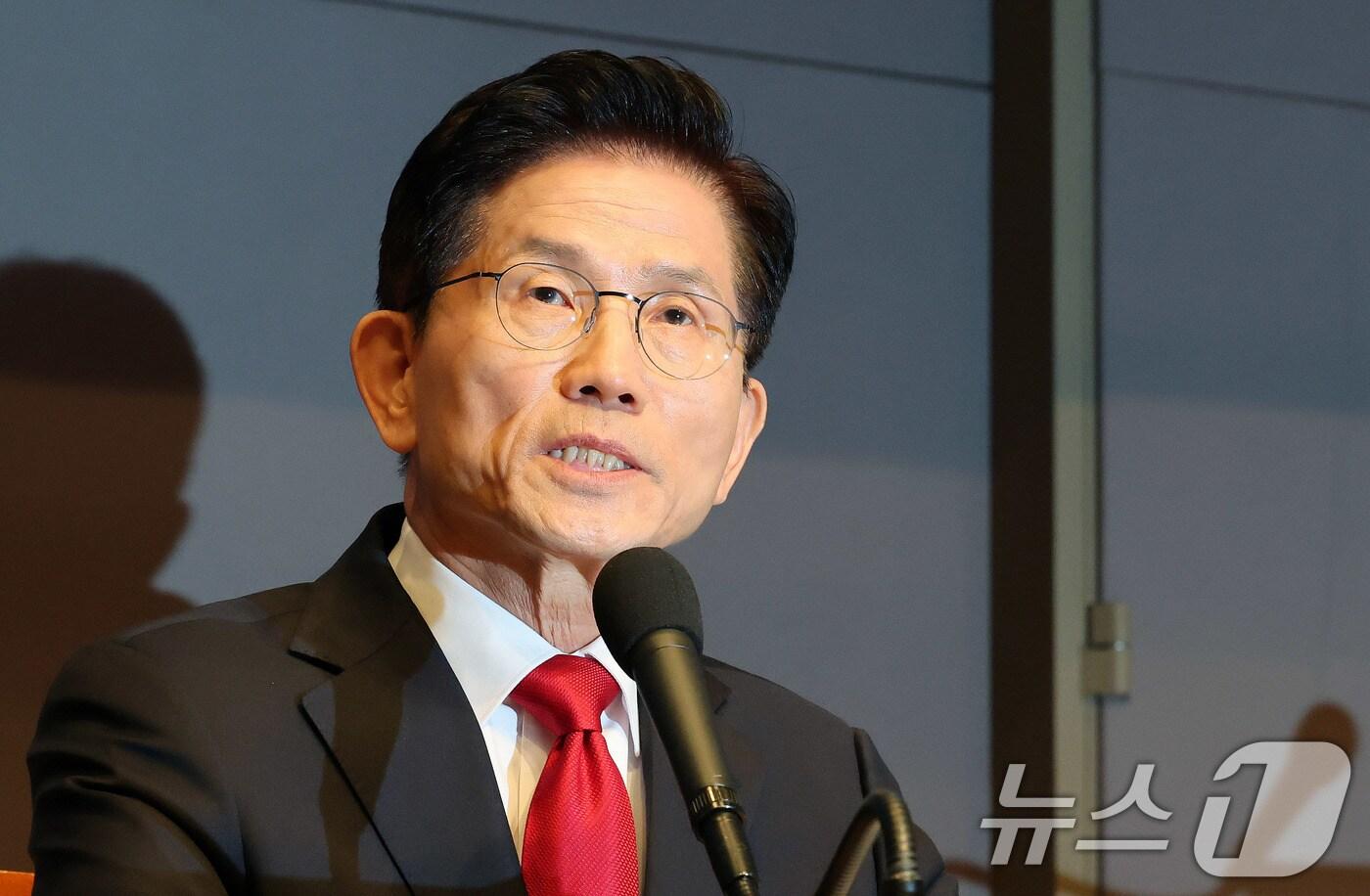 본문 이미지 - 김문수 국민의힘 대선 후보가 8일 서울 중구 프레스센터에서 열린 관훈클럽 토론에 참석해 기조연설을 하고 있다. 2025.5.8/뉴스1 ⓒ News1 박세연 기자