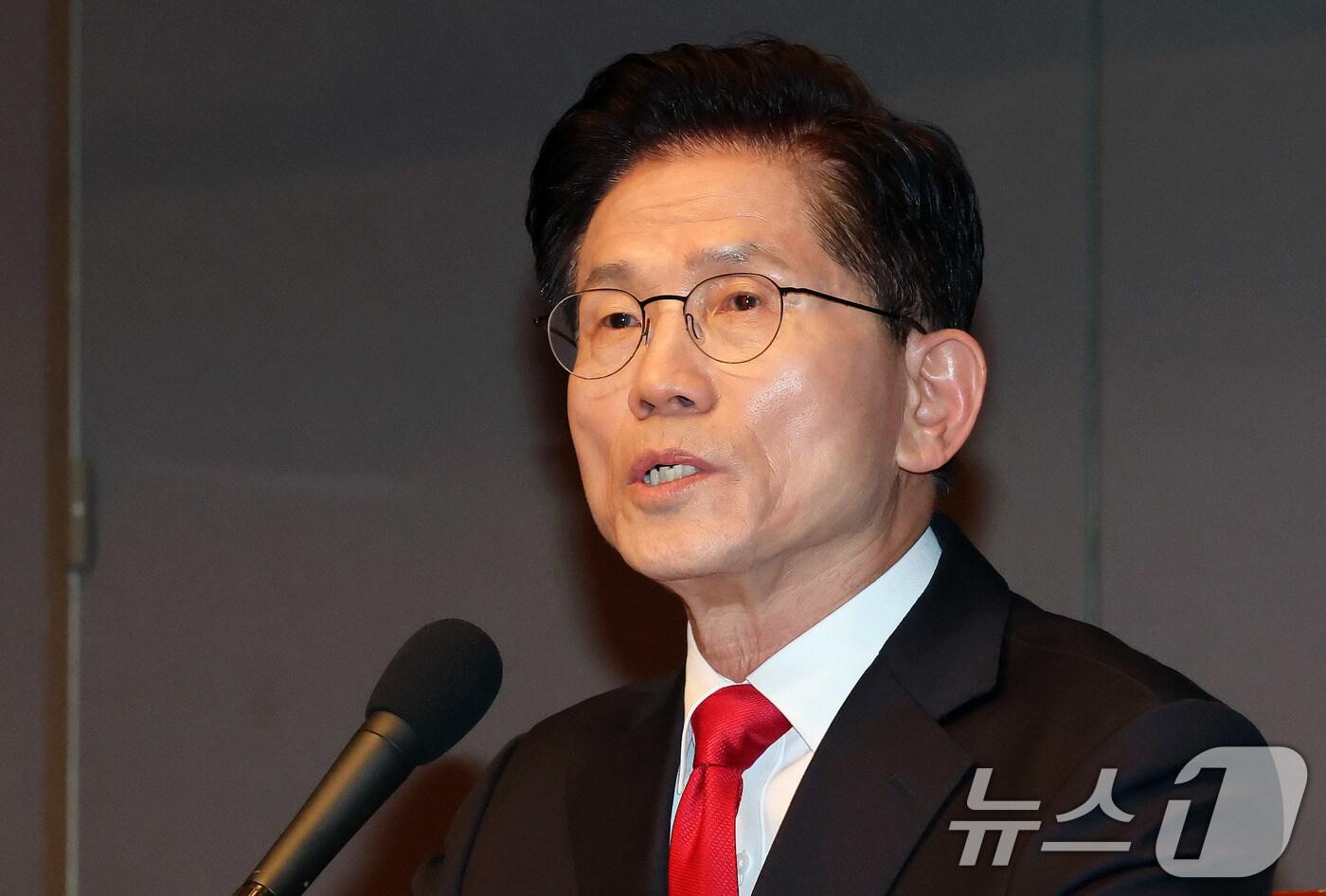 본문 이미지 - 김문수 국민의힘 대선 후보가 8일 서울 중구 프레스센터에서 열린 관훈클럽 토론에 참석해 기조연설을 하고 있다. 2025.5.8/뉴스1 ⓒ News1 박세연 기자