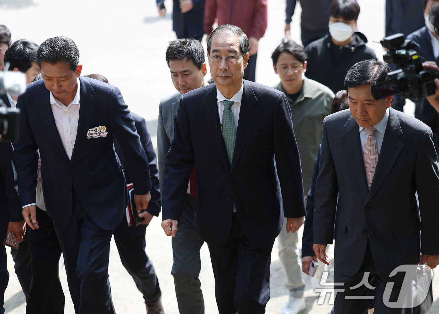 본문 이미지 - 한덕수 무소속 대선 예비후보가 8일 오전 경북 구미시 박정희 전 대통령 생가를 방문하고 있다. 2025.5.8/뉴스1 ⓒ News1 공정식 기자