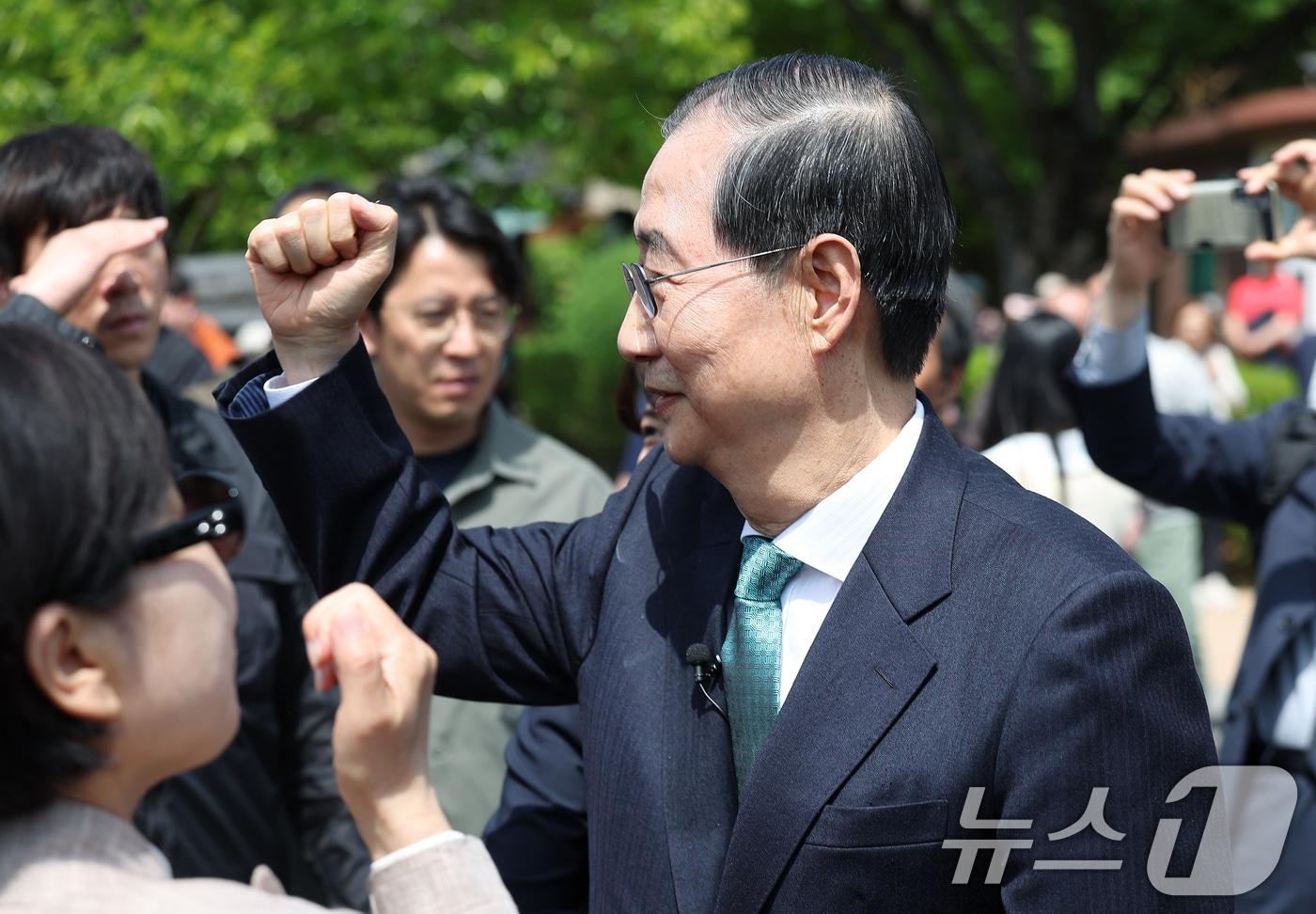 한덕수 무소속 대선 예비후보가 8일 오전 경북 구미시 박정희 전 대통령 생가를 찾아 지지자들과 인사 나누고 있다. 2025.5.8/뉴스1 ⓒ News1 공정식 기자