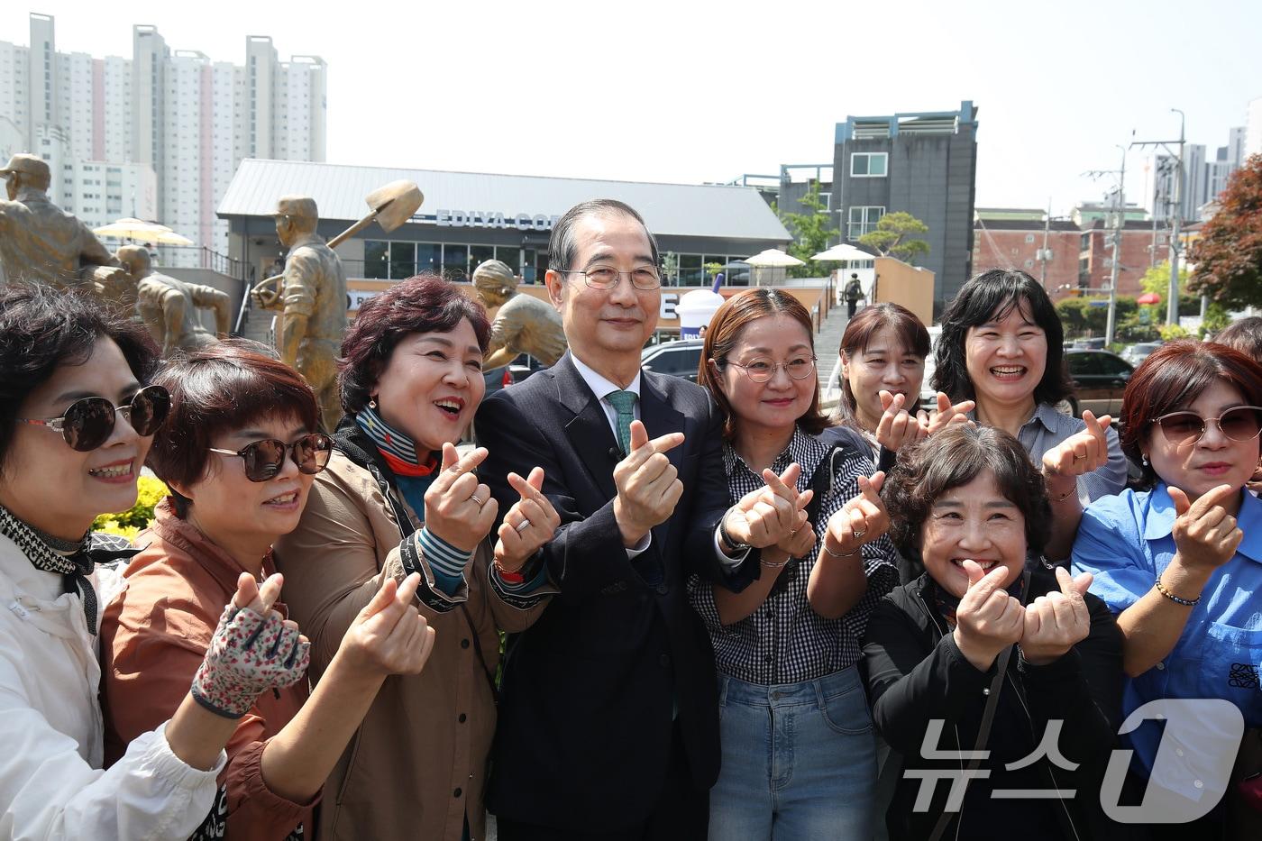 본문 이미지 - 한덕수 무소속 대선 예비후보가 8일 오전 경북 구미시 박정희 전 대통령 생가를 찾아 지지자들과 기념촬영하고 있다. 2025.5.8/뉴스1 ⓒ News1 공정식 기자