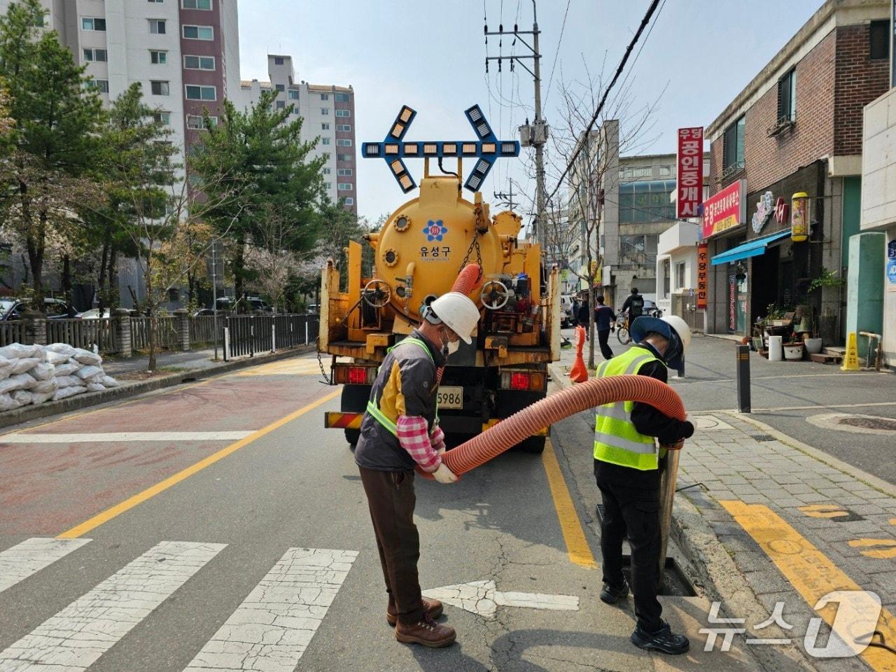 본문 이미지 - 집중호우 대비 하수관로 정비모습.(유성구 제공. 재판매 및 DB 금지)/뉴스1