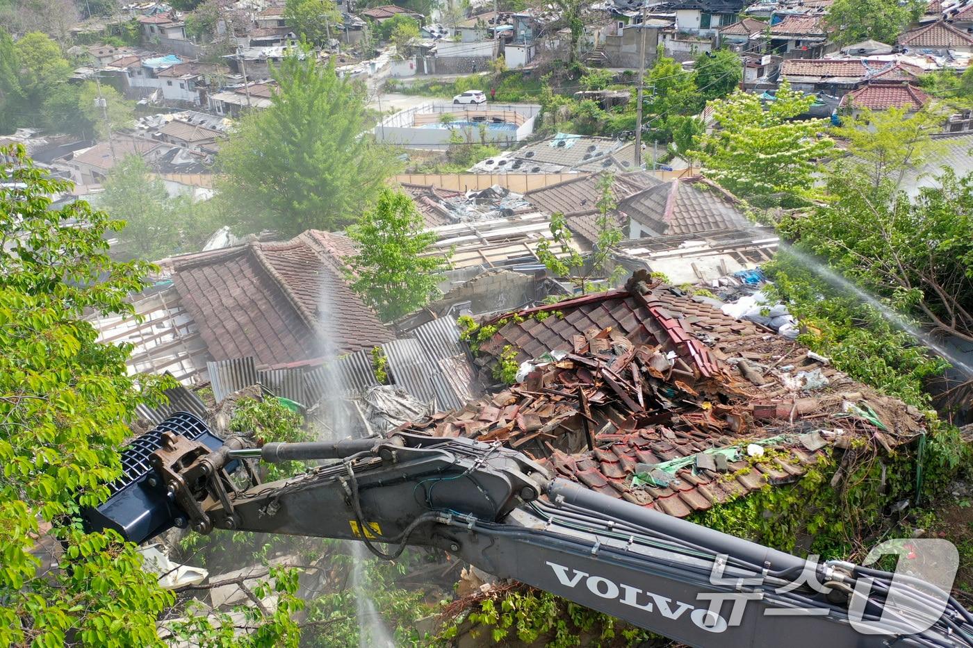서울 마지막 달동네인 노원구 중계본동 '백사마을'이 8일 오전 철거 작업을 하고 있다. (공동취재) 2025.5.8/뉴스1 ⓒ News1 김성진 기자
