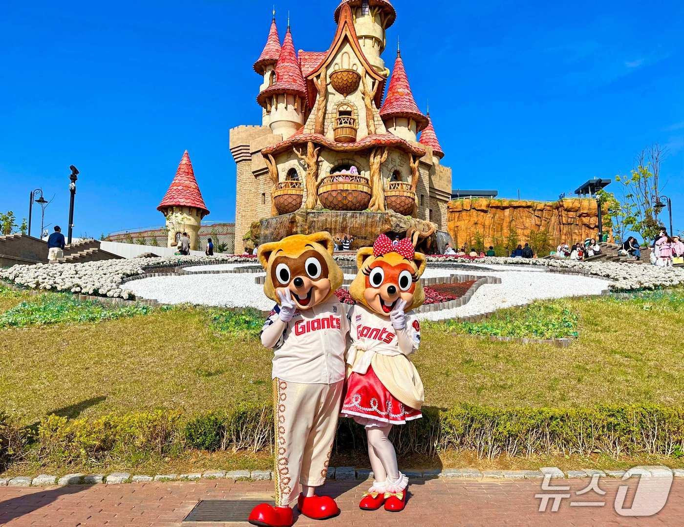 본문 이미지 - 롯데자이언츠 캐릭터 로티와 로리가 롯데자이언츠 유니폼을 입고 기념사진을 찍고 있다.(롯데월드 부산 제공. 재판매 및 DB 금지)