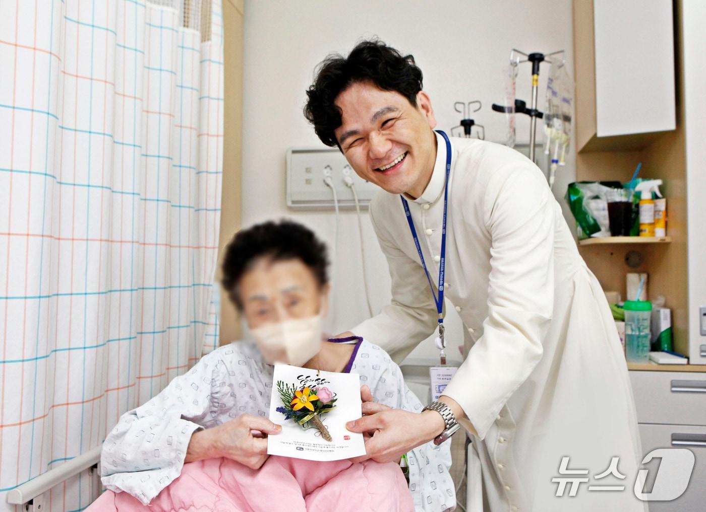 본문 이미지 - 대전성모병원이 8일 어버이날을 맞아 입원환자들에게 카네이션을 전달했다.&#40;대전성모병원 제공&#41; /뉴스1 