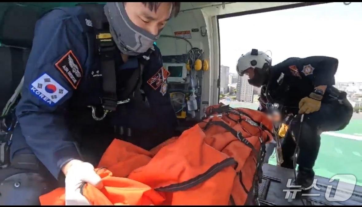 본문 이미지 - 8일 오전 제주 한라산 성판악코스에서 70대 여성 스님이 넘어지면서 부상을 입어 소방헬기를 통해 병원으로 이송되고 있다.(제주도소방안전본부 제공. 재판매 및 DB 금지)