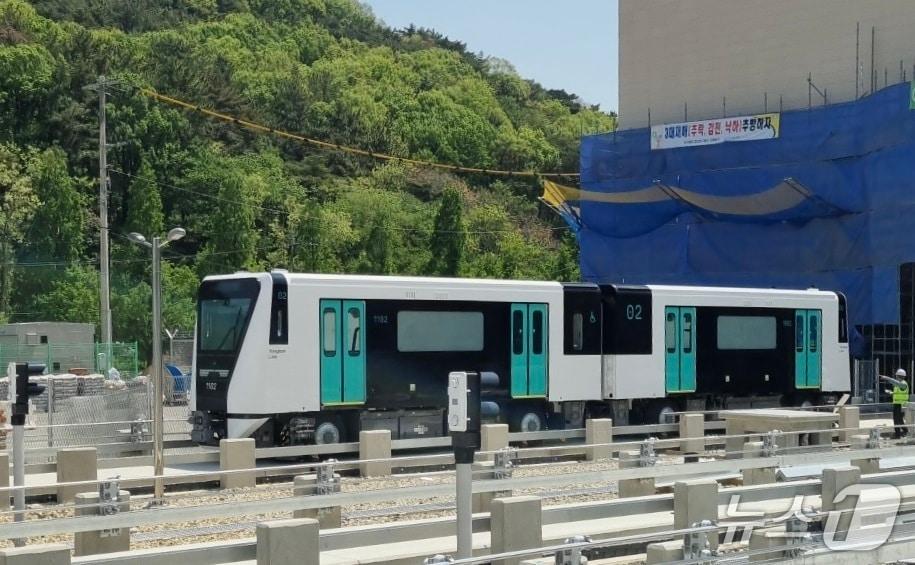 본문 이미지 - 8일 오전 반입된 양산선 경전철 차량(부산교통공사 제공. 재판매 및 DB 금지)