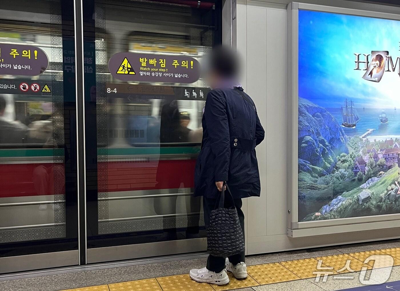 본문 이미지 - 8일 오전 서울 지하철 1·3·5호선 종로3가역에서 만난 임 모 씨&#40;82·여&#41;가 역사 플랫폼에서 지하철을 기다리고 있다.2025.5.8/뉴스1 ⓒ News1  김종훈 기자