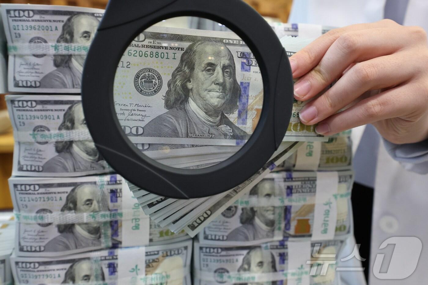 8일 서울 중구 하나은행 위변조대응센터에서 은행 관계자가 달러화를 정리하고 있다. 2025.5.8/뉴스1 ⓒ News1 황기선 기자