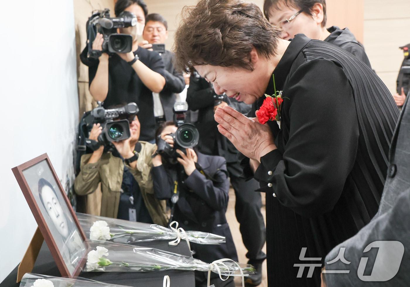 8일 서울 동작구 국방부유해발굴감식단에서 열린 6·25전사자 유해 얼굴복원 유가족 초청행사에서 故 송영환 일병의 딸인 송재숙 씨가 영정에 카네이션을 놓고 있다.. 2025.5.8/뉴스1 ⓒ News1 허경 기자