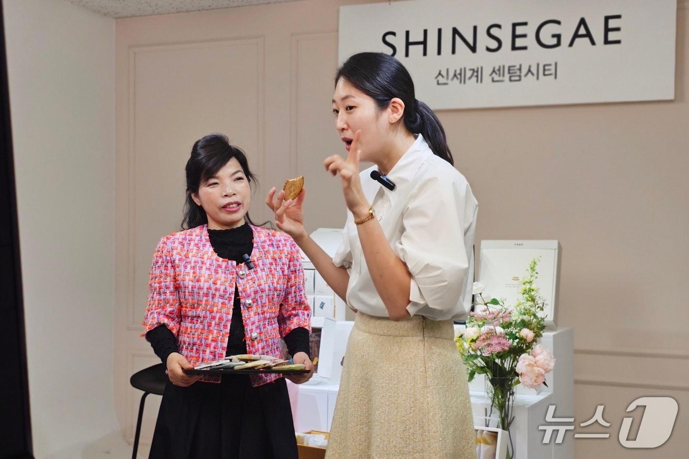 신세계백화점 센텀시티 직원이 부산 전병 브랜드 '이대명과' 제품을 홍보하는 온라인 생중계 방송을 진행하고 있다.(신세계 센텀시티 제공. 재판매 및 DB 금지)