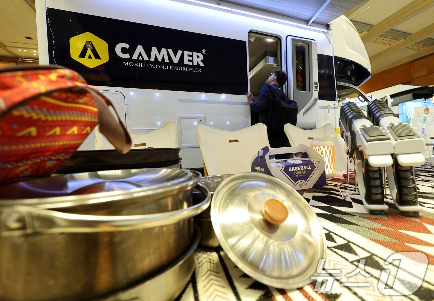 8일 서울 강남구 코엑스에서 열린 '2025 올댓트래블'에서 관람객들이 캠핑카를 살펴보고 있다. 2025.5.8/뉴스1 ⓒ News1 이동해 기자