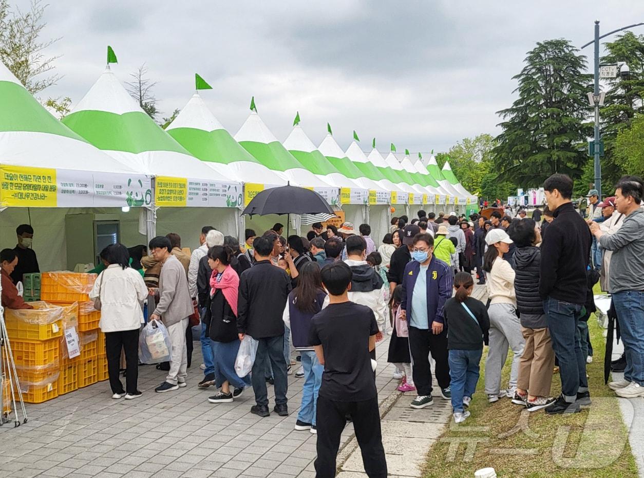 본문 이미지 - 담양 대나무축제 농특산물 판매장.(담양군 제공. 재배포 및 DB 금지)
