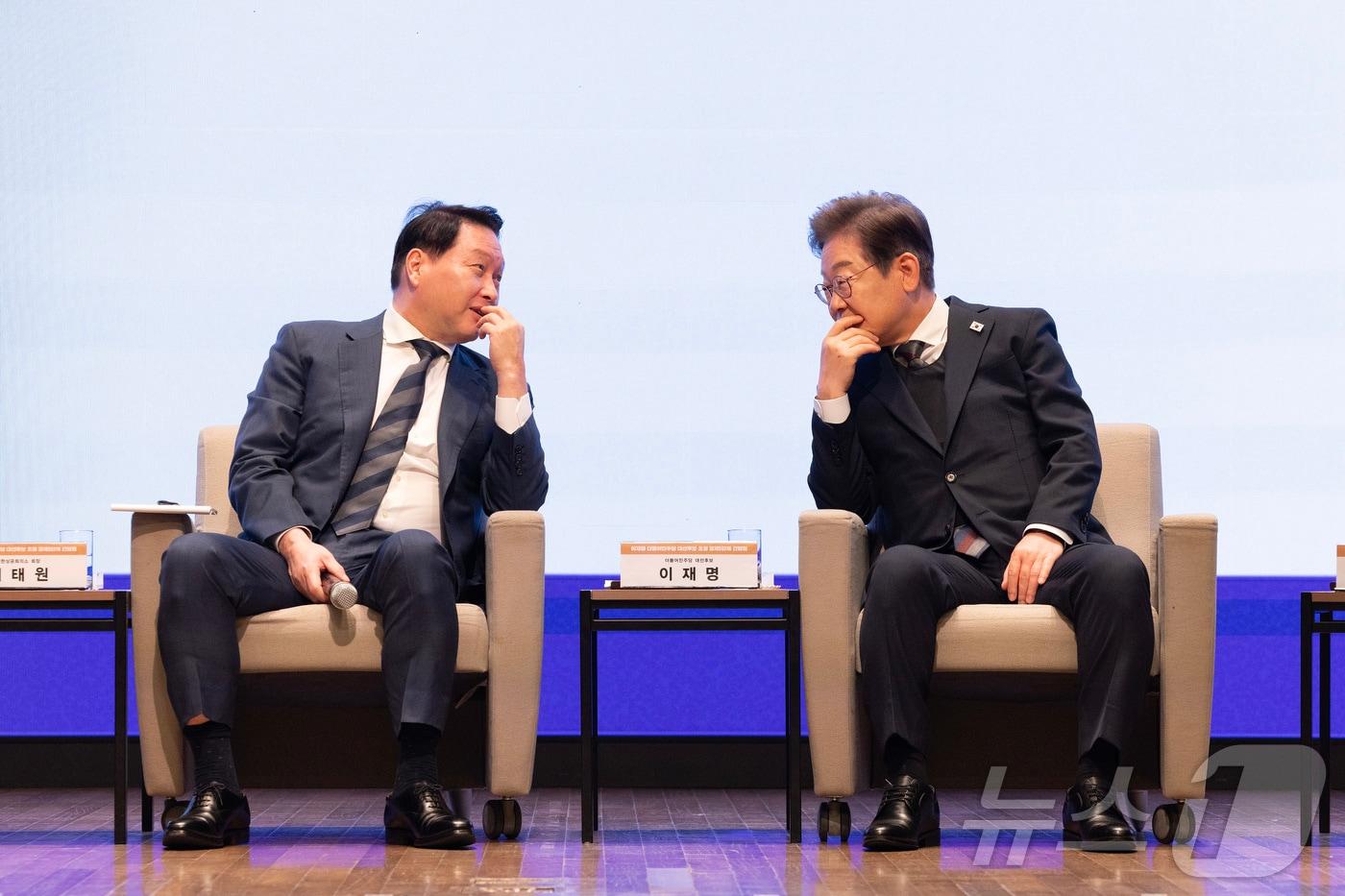 이재명 대통령이 더불어민주당 대선후보 시절인 지난 5월 8일 서울 중구 대한상공회의소에서 열린 대선후보 초청 경제5단체장 간담회에서 최태원 대한상의 회장과 대화하고 있다. 2025.5.8/뉴스1 ⓒ News1 DB