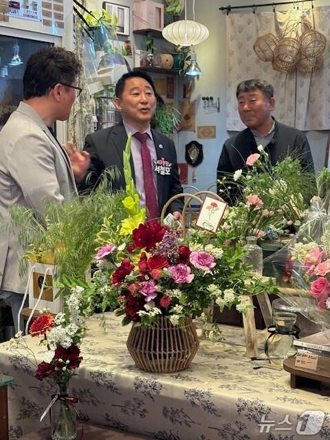 본문 이미지 - 서철모 서구청장이 골목형상점가를 시찰하고 있다.(서구청 제공. 재판매 및 DB 금지)/뉴스1