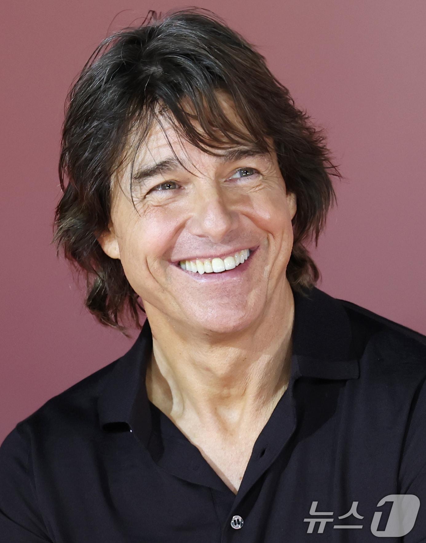 본문 이미지 - 배우 톰 크루즈가 8일 오후 서울 송파구 올림픽로 롯데시네마 월드타워점에서 열린 영화 '미션 임파서블: 파이널 레코닝' 기자간담회에 참석해 미소를 짓고 있다. ‘미션 임파서블: 파이널 레코닝’은 인류를 위협하는 절체절명의 위기에 내몰린 에단 헌트(톰 크루즈)와 IMF 팀원들이 목숨을 걸고 미션에 뛰어드는 이야기를 담은 액션 블록버스터이다. 2025.5.8/뉴스1 ⓒ News1 권현진 기자