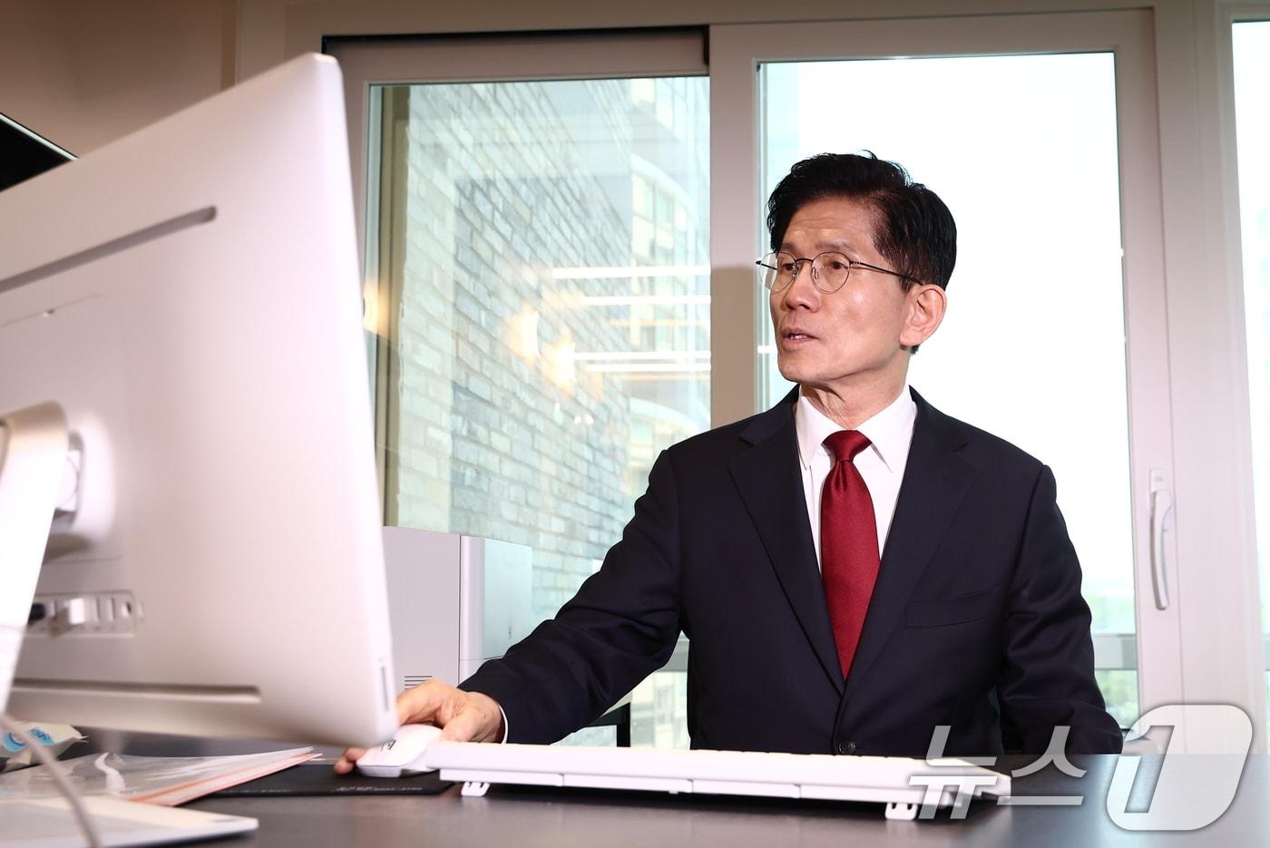 본문 이미지 - 김문수 국민의힘 대통령 후보가 8일 오후 서울 여의도 중앙당사에 마련된 후보실에서 업무를 보고 있다. 2025.5.8/뉴스1 ⓒ News1 김민지 기자