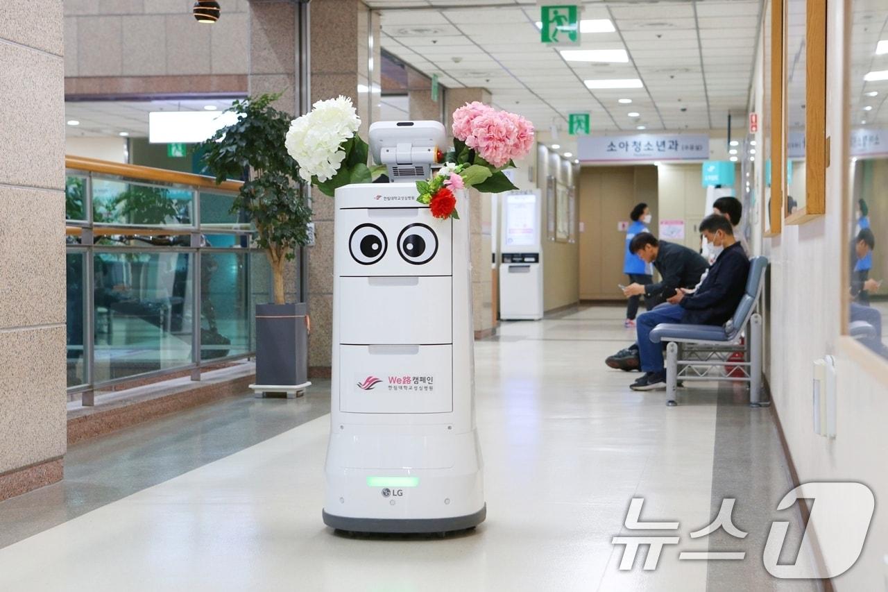 본문 이미지 - 한림대학교성심병원은 8일 오전 배송로봇을 활용해 어르신들에게 카네이션을 전달하는 특별한 행사를 진행했다고 밝혔다. 배송 로봇이 카네이션을 전달을 위해 이동하고 있다. (한림대학교의료원 제공. 재판매 및 DB 금지) 2025.5.8/뉴스1
