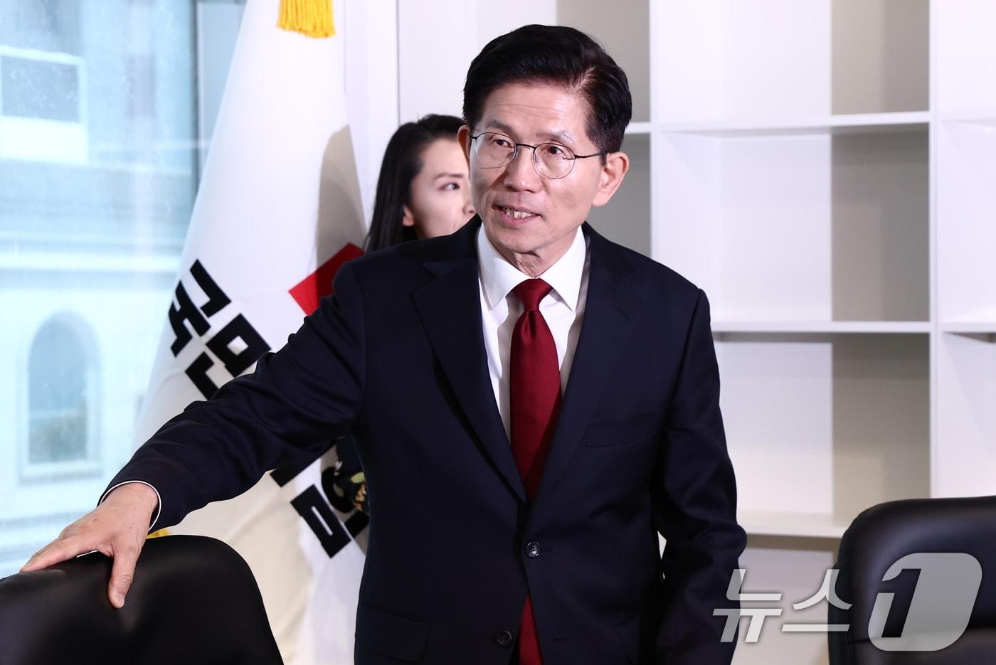 김문수 국민의힘 대통령 후보가 8일 오후 서울 여의도 중앙당사에 마련된 후보실에 도착하고 있다. 2025.5.8/뉴스1 ⓒ News1 김민지 기자